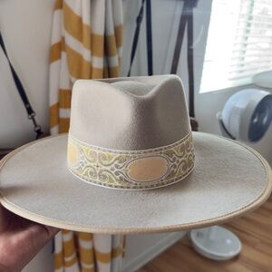 Beige Wide-Brim Felt Hat with Decorative Yellow Band